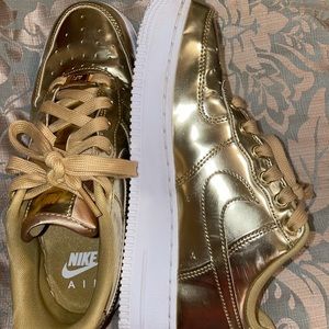 Nike Air Force 1’s gold